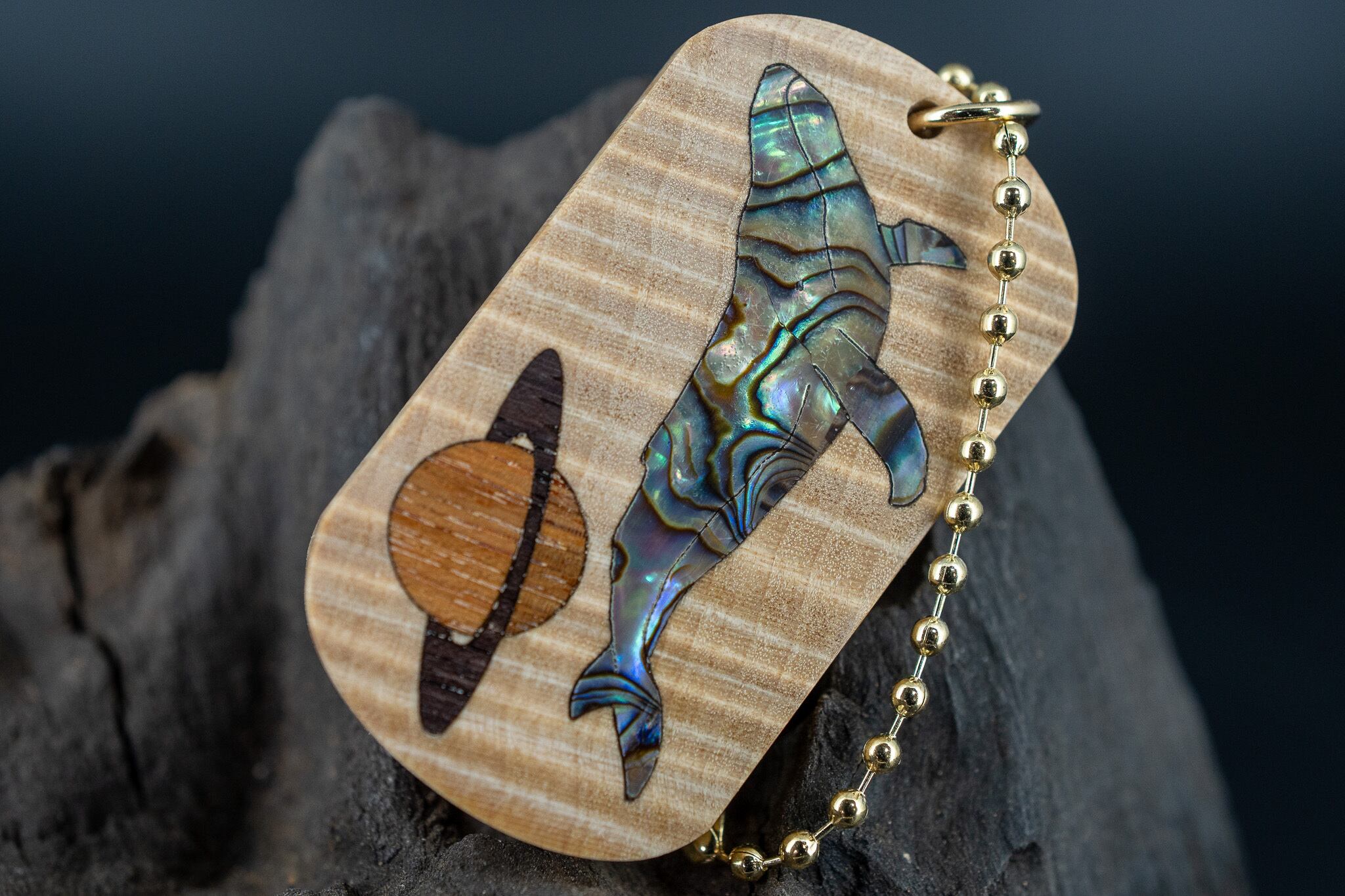 【実りの象徴】 トチノキ 縮み杢 ドッグタグ 象嵌 勇魚と惑星