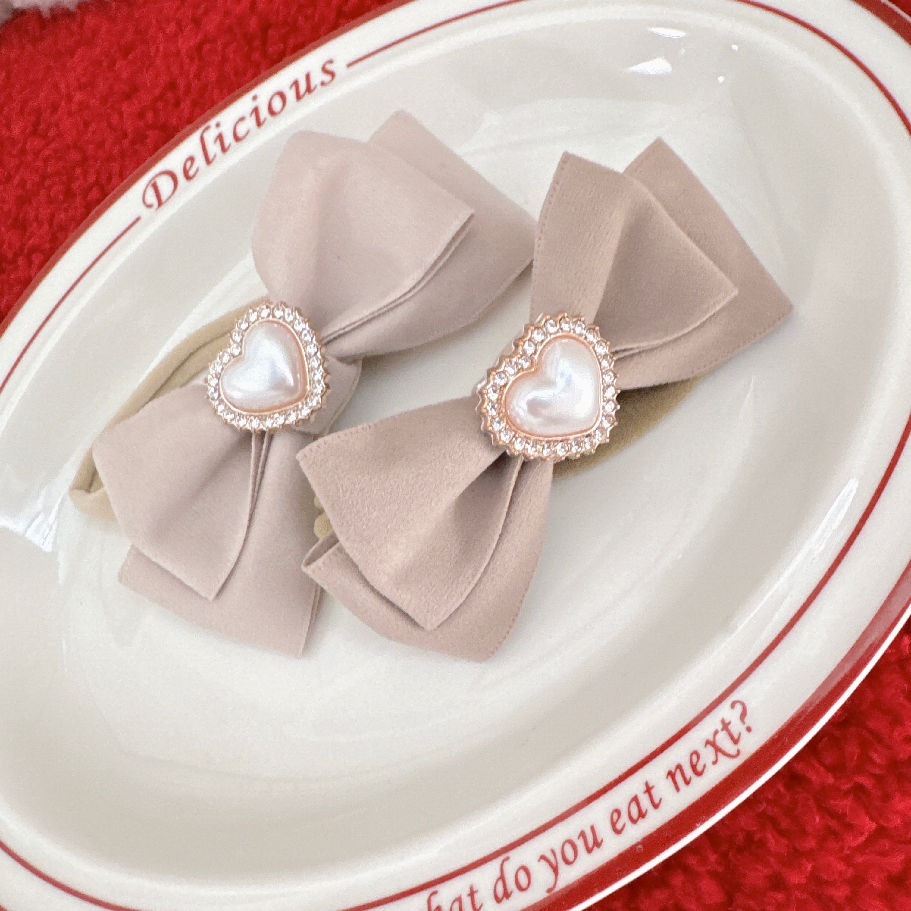 ハートビジュスウェード調リボンヘアバンド（後ろ支え付き）