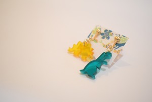 【ピアスに変更可能】アトリエSATO/みんな大好き恐竜イヤリング