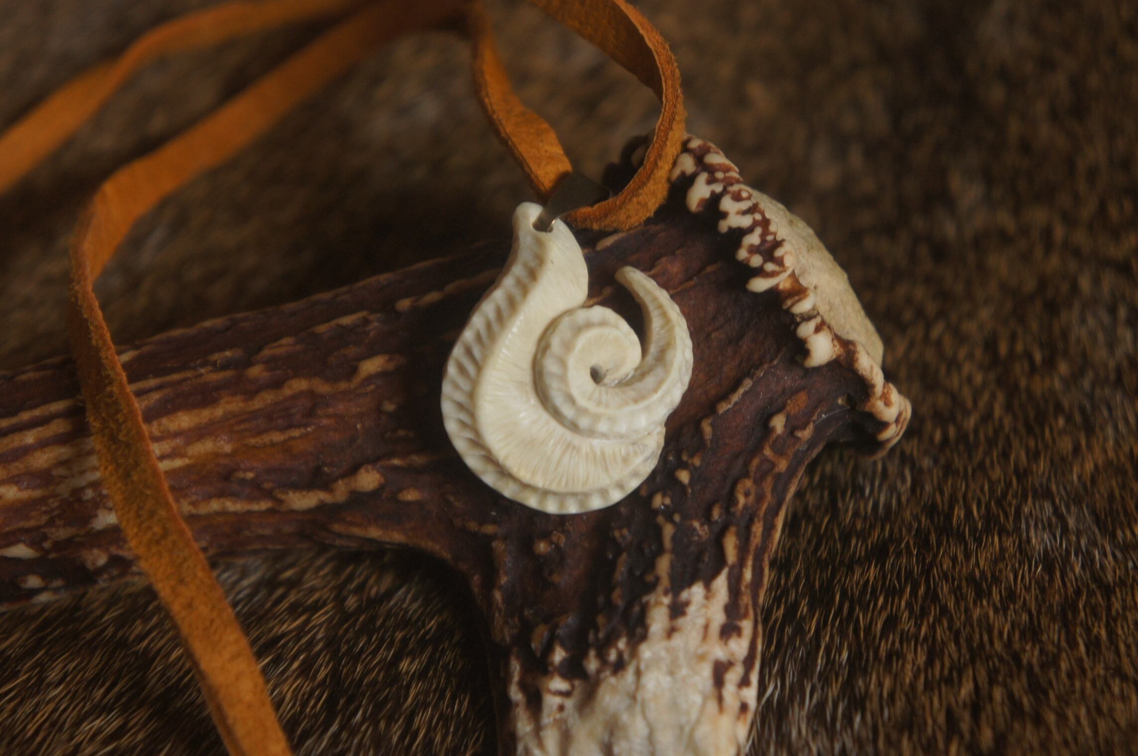 鹿角の彫刻 羊の角・ネックレス