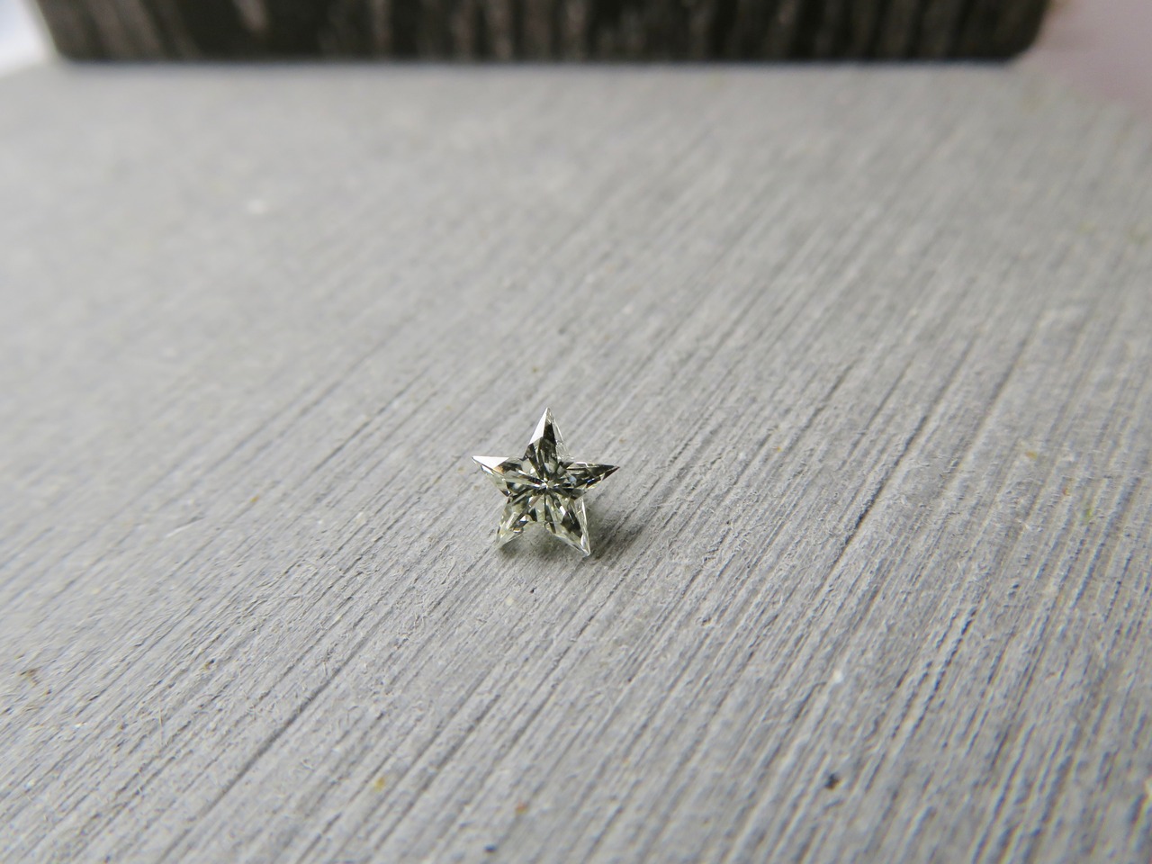 ダイヤモンドルース スターカット 0.270ct ハードカバー鑑別書付き