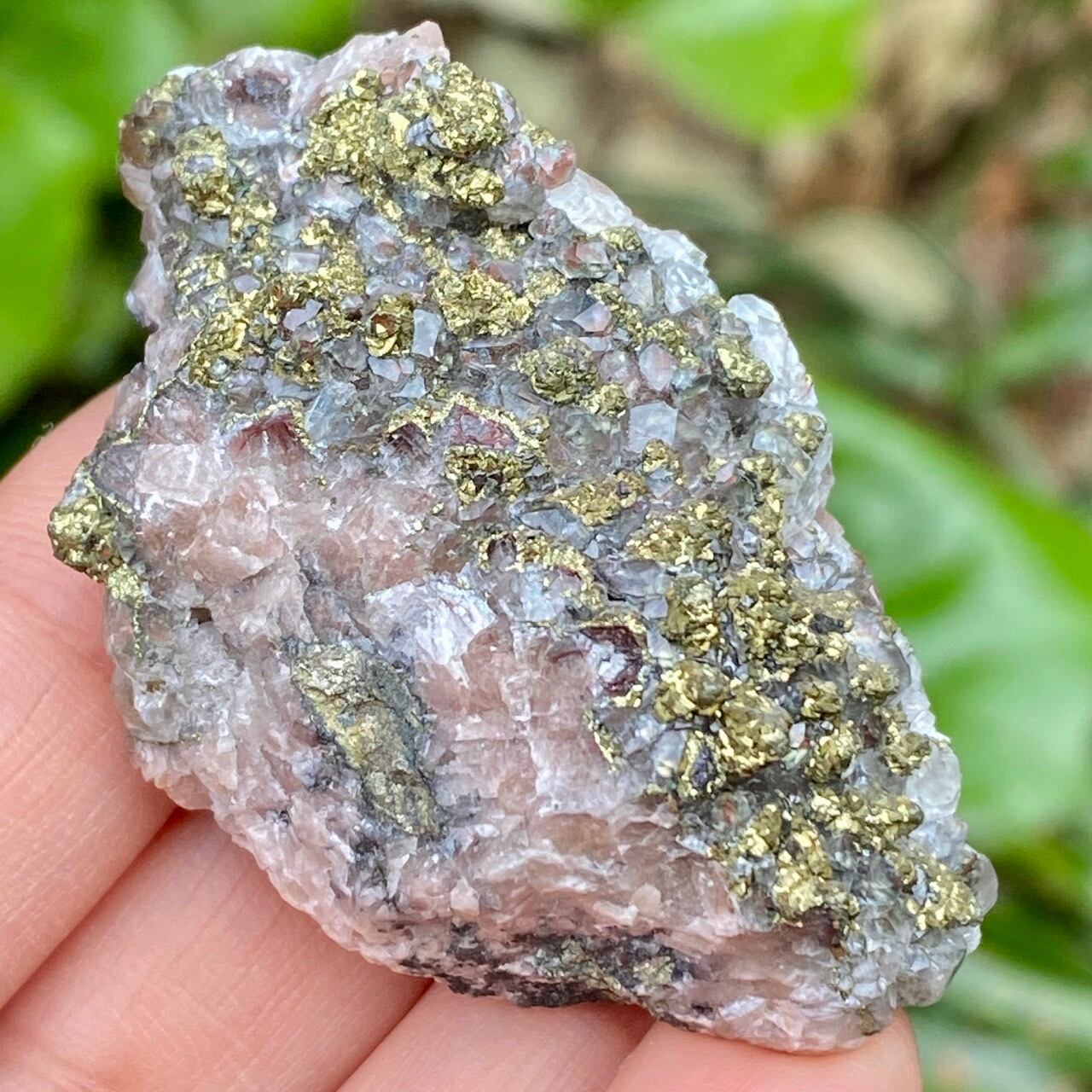 グリーンダイヤモンドカルサイト（クォーツ＆ヘマタイト母岩付き） グリーンダイヤモンドカルサイト（クォーツ＆ヘマタイト母岩付き）