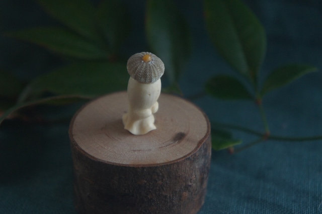 鹿角彫刻「兎角亀毛」うにの帽子をかぶったおばけ【2】