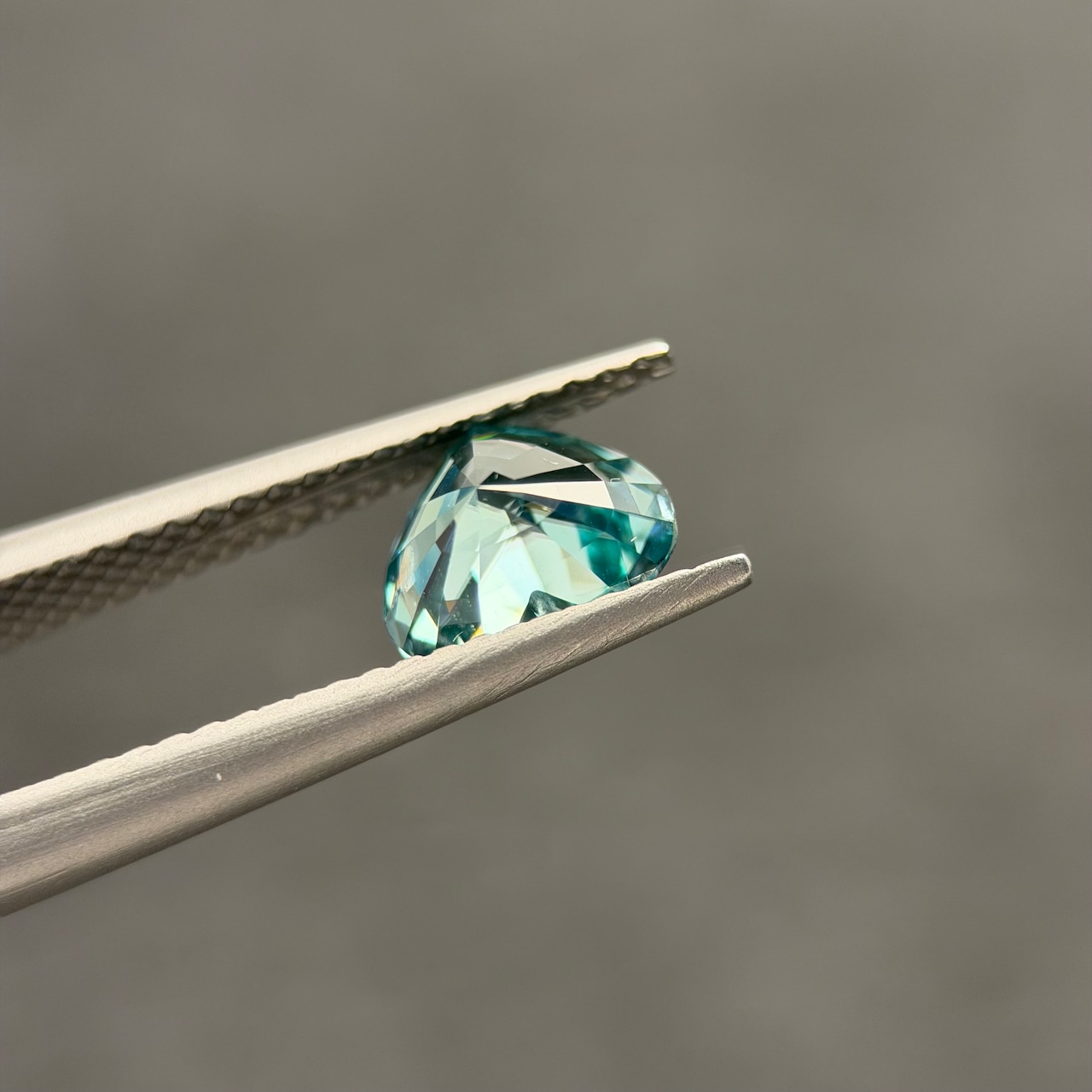 カラーチェンジジルコン 7.2x5.9mm, 1.52ct, ミャンマー産