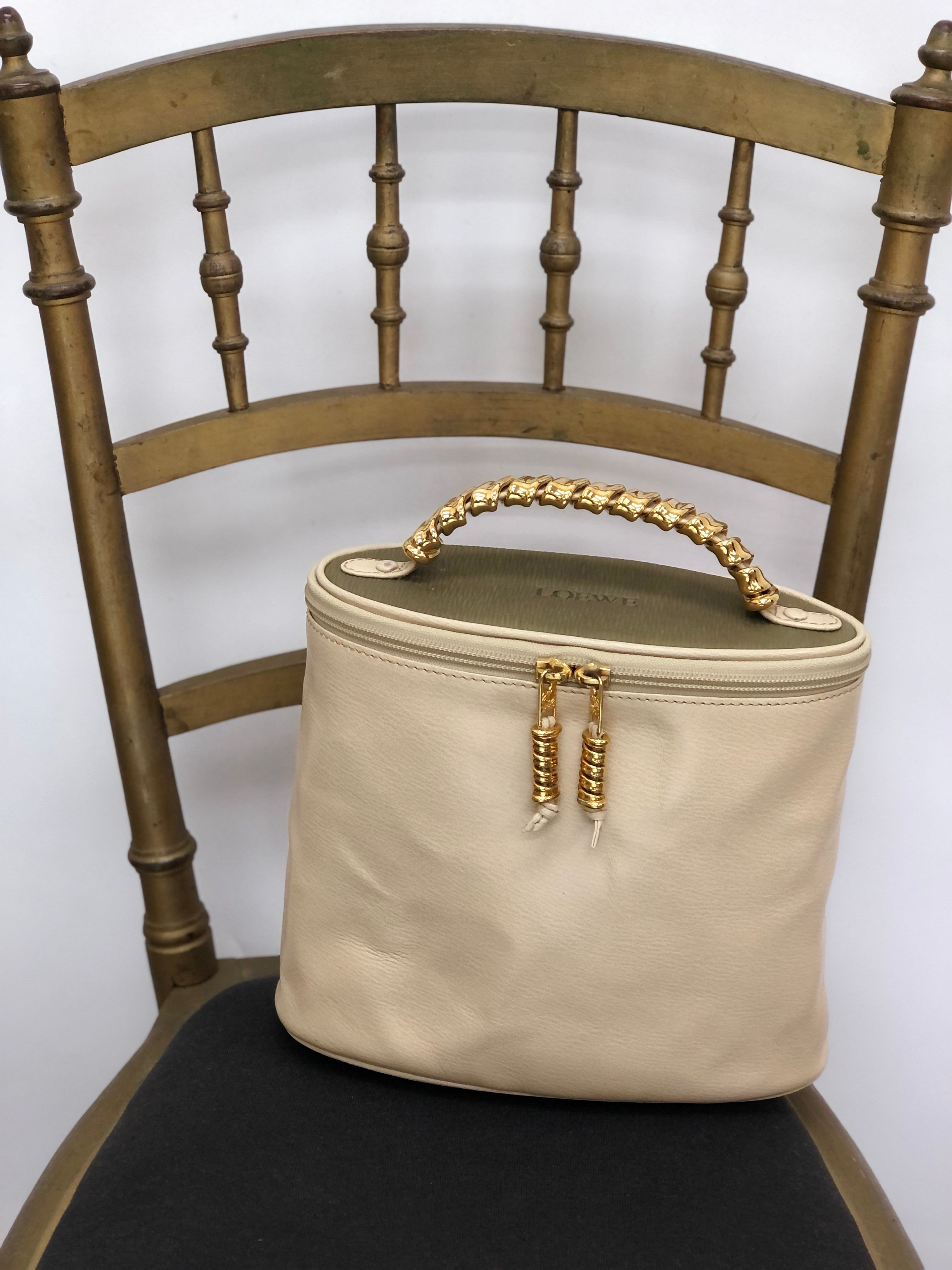 LOEWE ロエベ ベラスケス メタルハンドル レザー バニティバッグ LOEWE ロエベ ベラスケス メタルハンドル レザー バニティバッグ