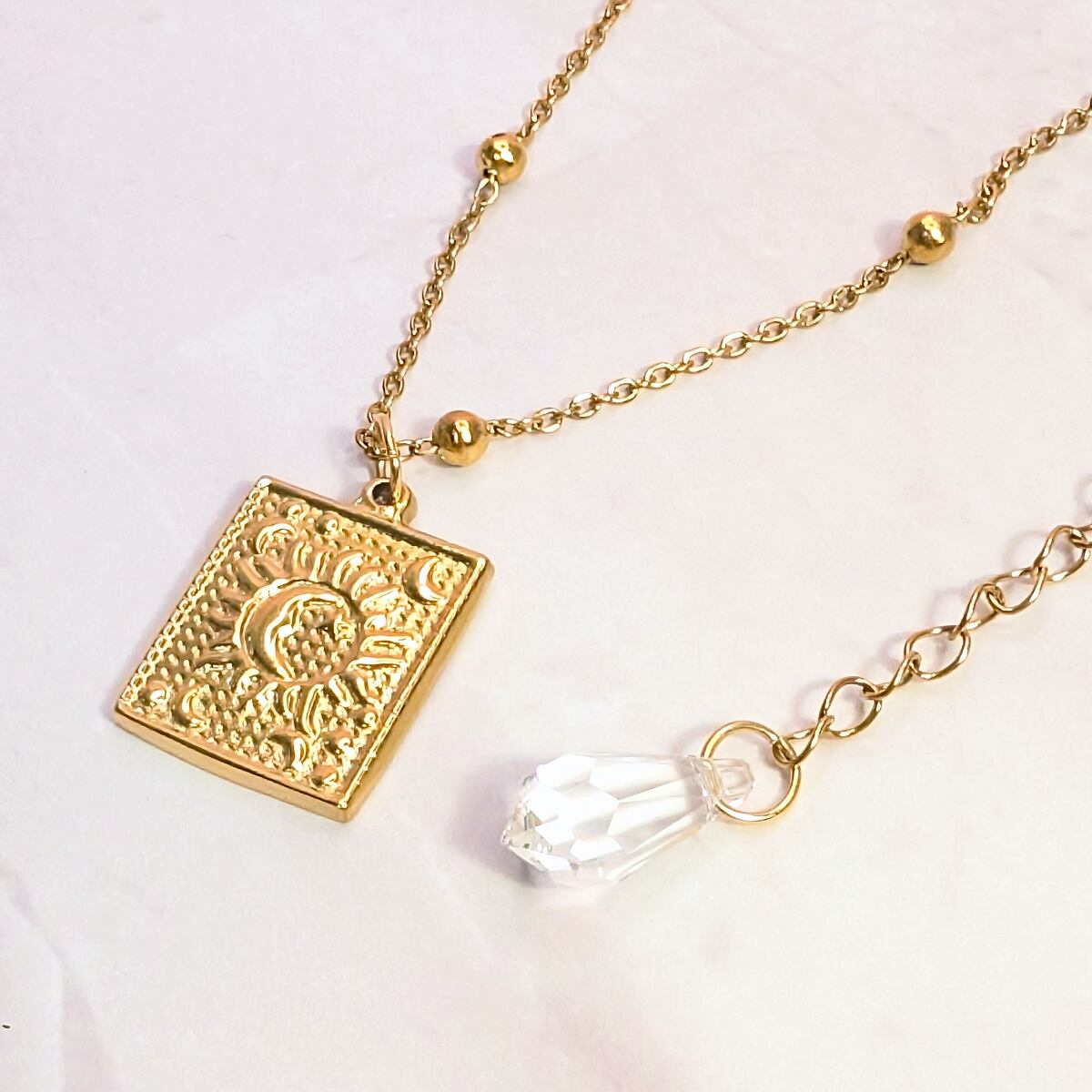 太陽と月のゴールドプレートネックレスと大粒スワロフスキーのネックレス