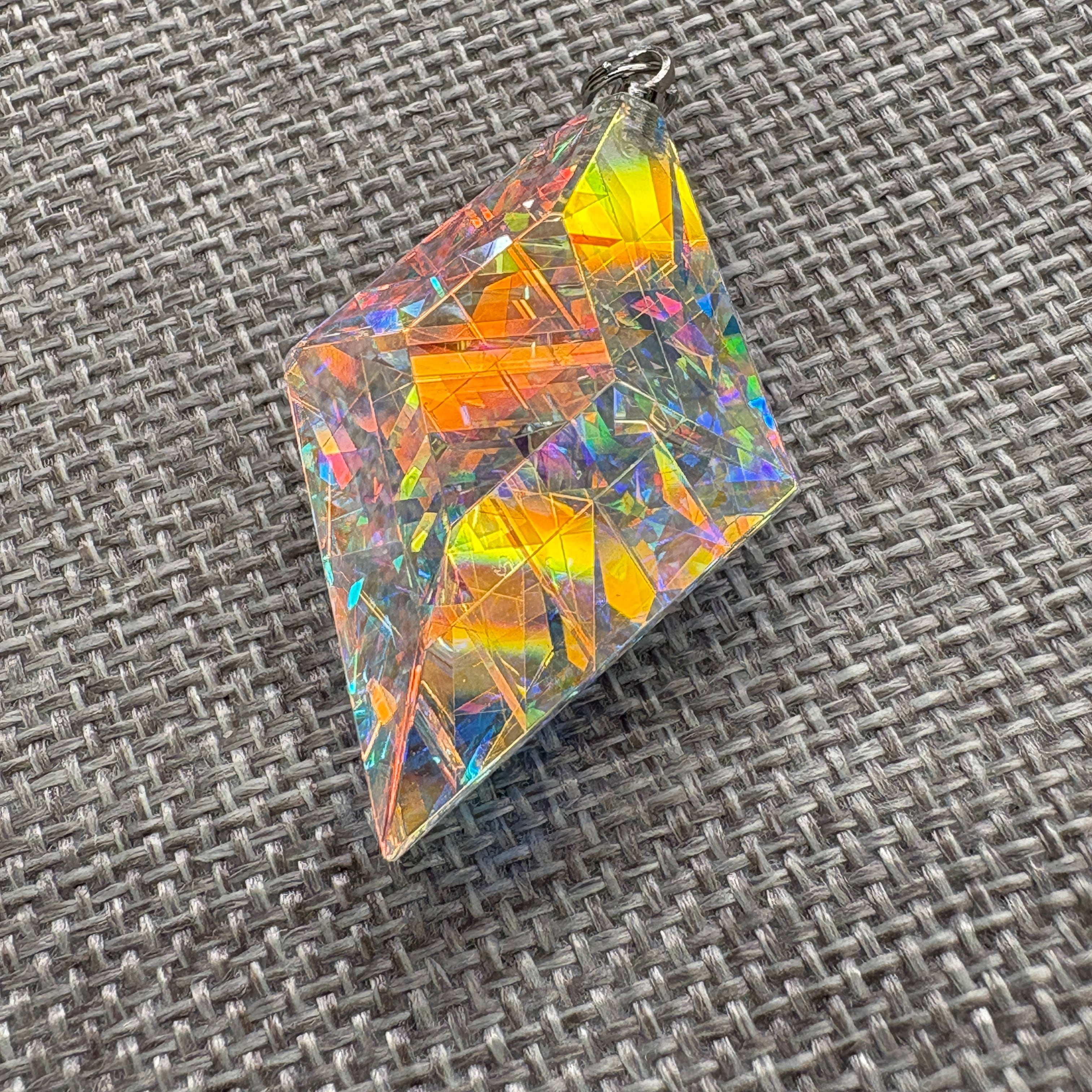 モナジー工房 虹の結晶 ビビッド涙型ラフカット ペンダントトップ モナジー工房 虹の結晶 ビビッド涙型ラフカット ペンダントトップ