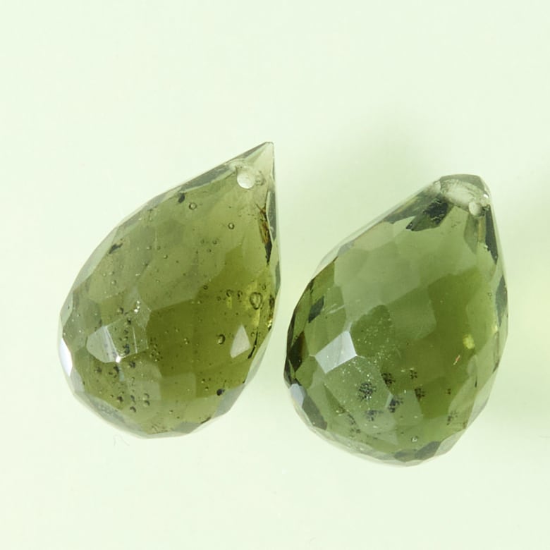 【稀少石】(ペア) モルダバイト 4.35ct/ブリオレットカット/穴あり【チェコ共和国】nmod-0031