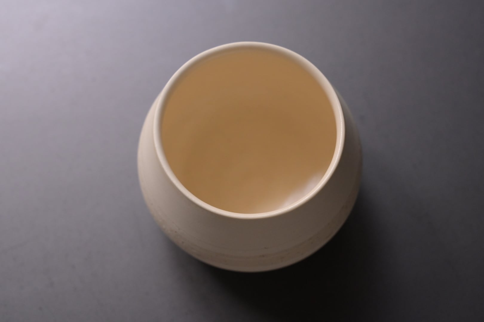 藤居奈菜江 丸湯呑み 中 白 | 鎌倉倶楽部 茶寮