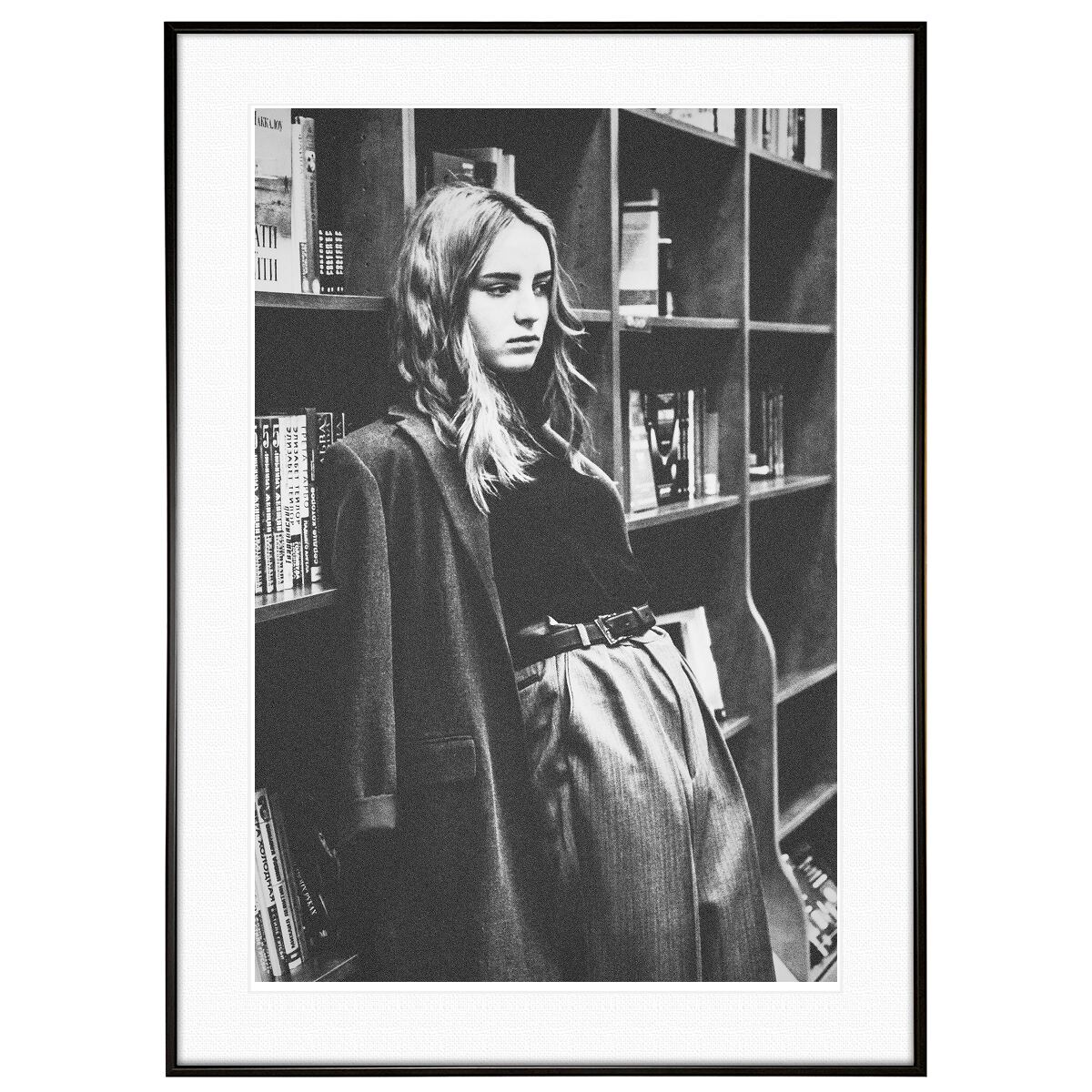 人物写真 本棚の前に立つ女性 インテリアモノクロアートポスター額装 AS2343