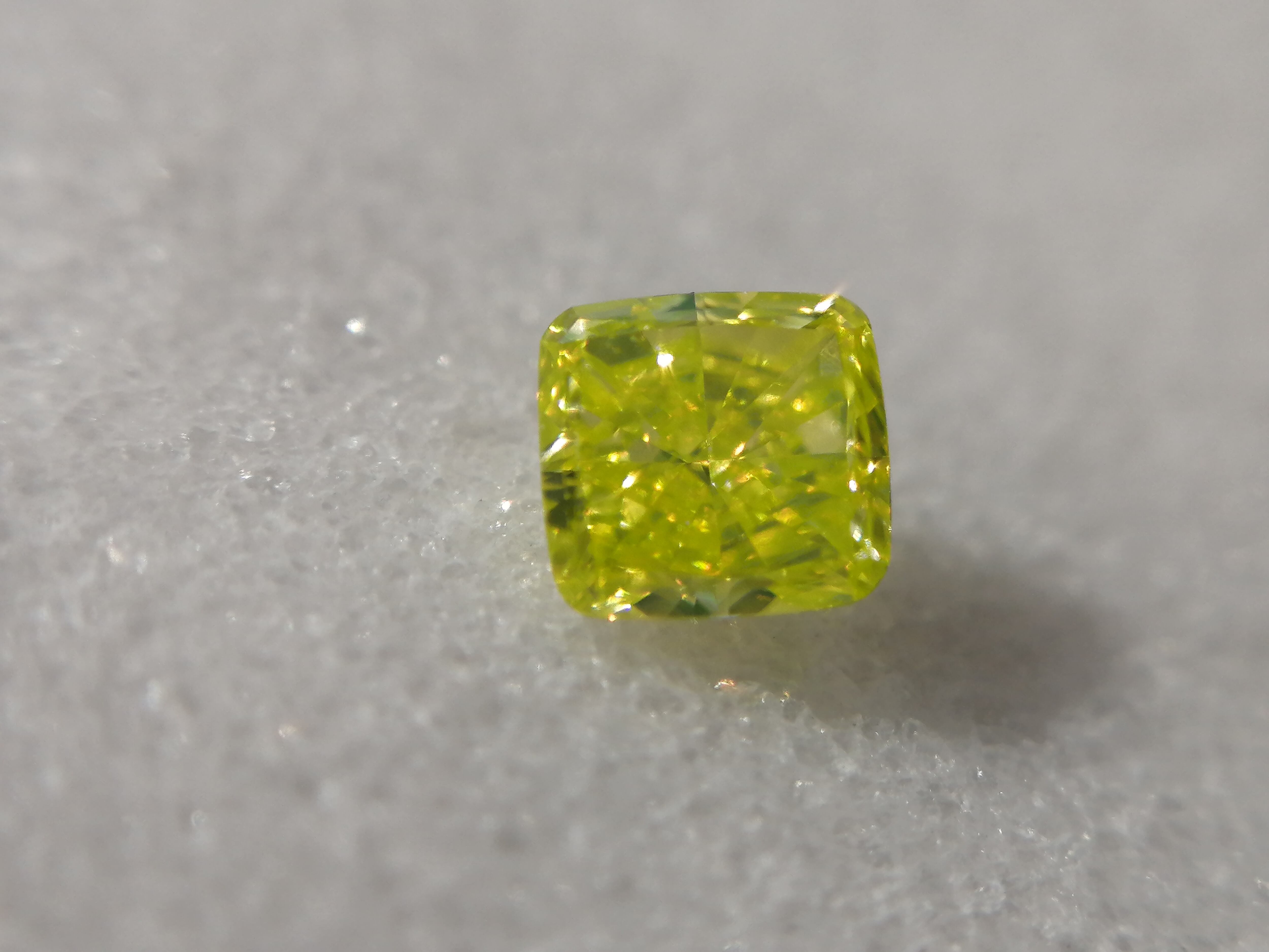 FANCY YELLOW GREEN 0.190ct PS/RT2204/CGL