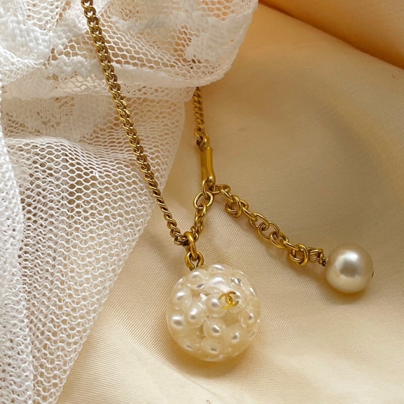 シャネル クリア ボールゴールド CCロゴ ポイントネックレス (CHANEL Pearl Clear Ball Gold CC Logo Back  Pearl Point Necklace)