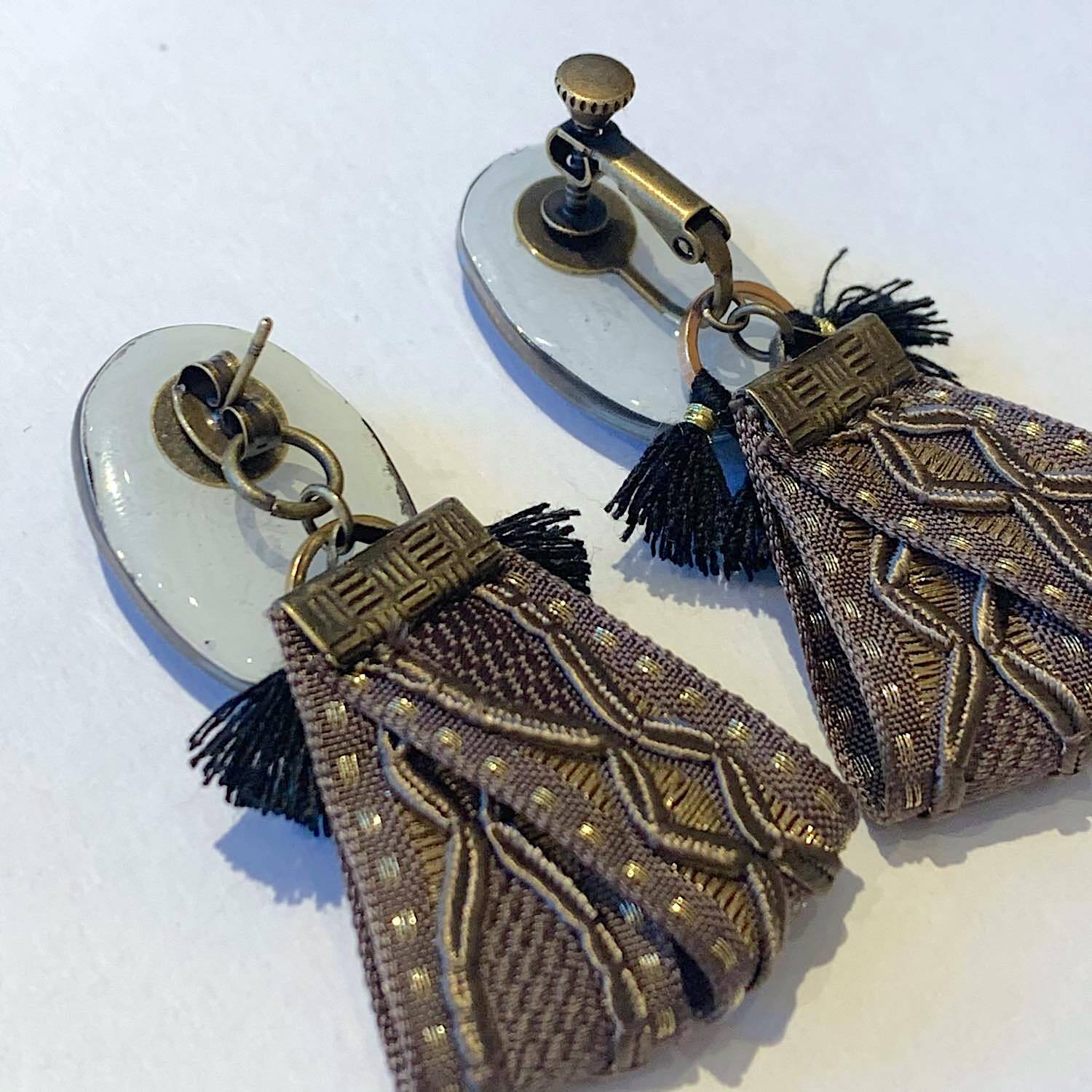 ヴィンテージカメオとフリンジタッセルチャームのつけ襟風〈ピアス