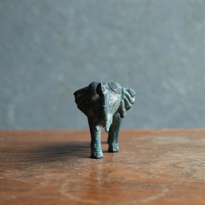 ずっしりと揺るがない、ブロンズのゾウ