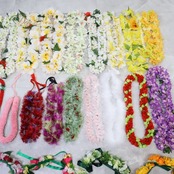 フラダンス 小物 まとめ売り 70点以上 セット レイ フラワーレイ リーフレイクウペエ ネックレス ブレスレット 赤 白 黄 緑 ピンク カラフル 小道具 アクセサリー ヘアクリップ ヘアアクセサリー タヒチアン ホワイト系 グリーン系 レッド系 イエロー系