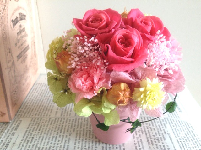 ■ホットピンクのバラが愛らしいアレンジメントAmelie(アメリー）■