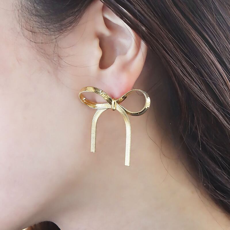 ゴールドスネイクチェーンリボン　ピアス　イヤリング ニアナ niana スネークチェーンリボンイヤリング 結婚式 二次会