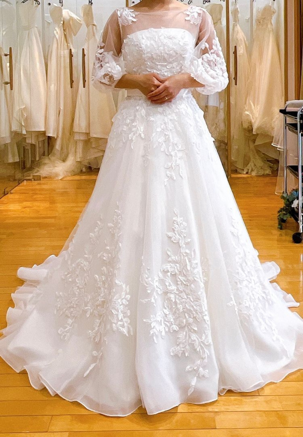 ウェディングドレス リーフ刺繍 キラキラ光る刺繍 ふっくら柔らかな  