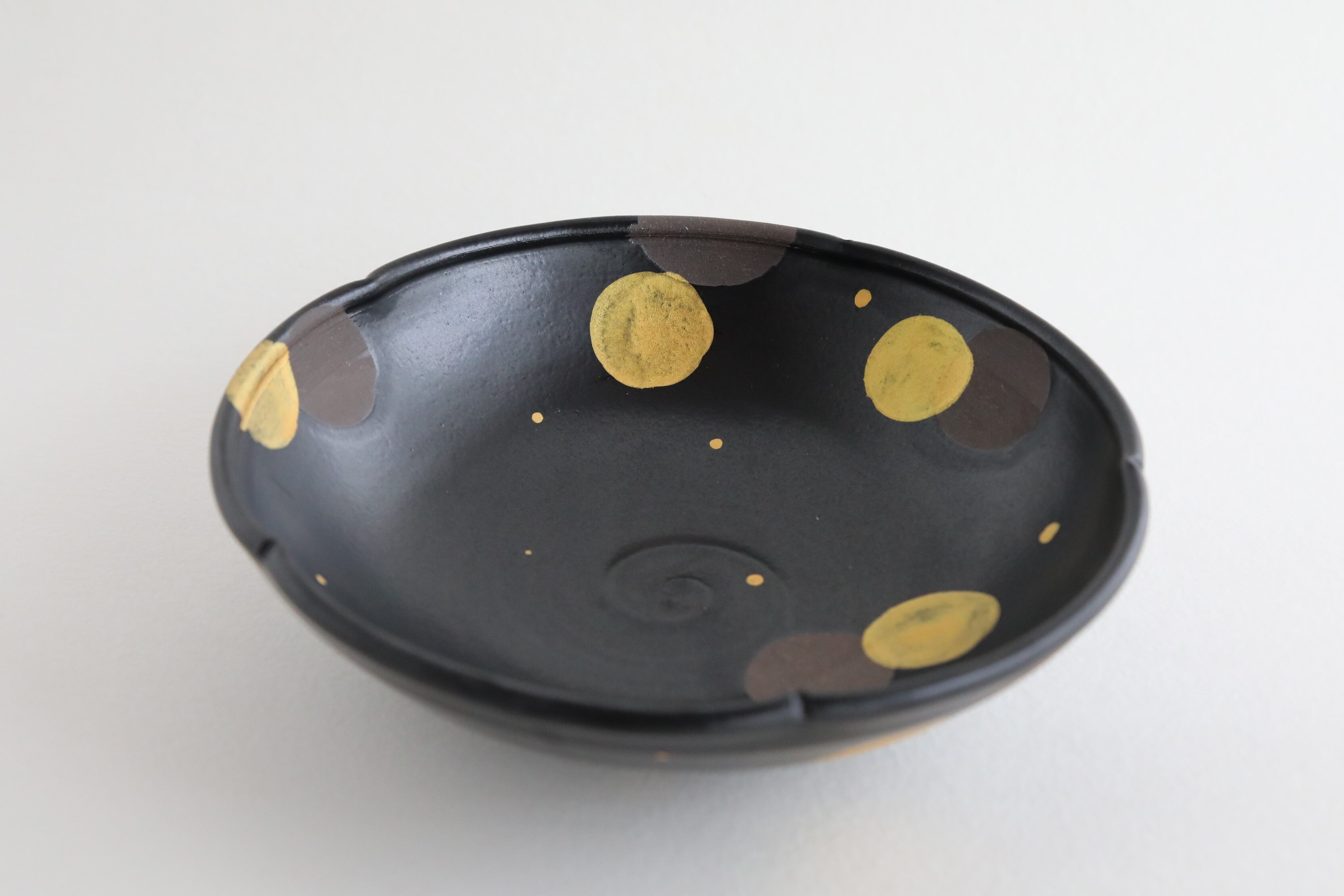 お月様　金彩　黒　花の形のお鉢L
