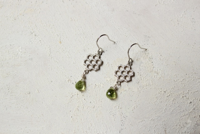 ペリドットの六角ピアス/silver
