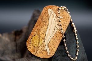 【王族の愛した銘木】 ハワイアンコア ドッグタグ 象嵌 勇魚と惑星