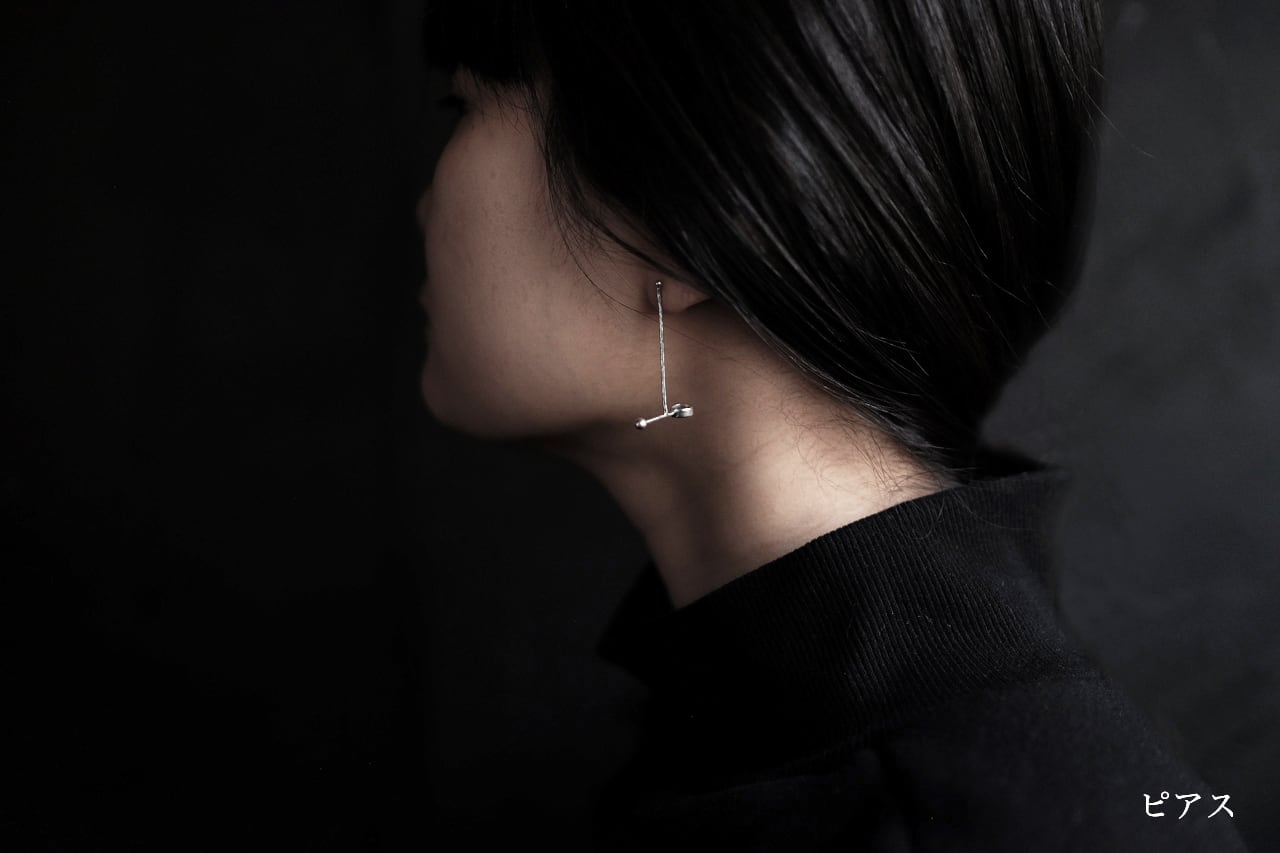 揺れさせてもらえない線のピアス（silver） | SUNn・寸