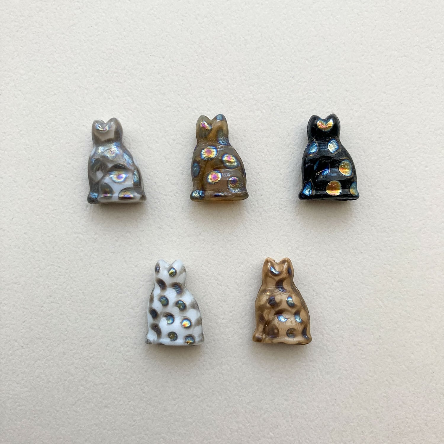 再入荷〉ビジューアイお座りねこチェコビーズ（メタリックドット