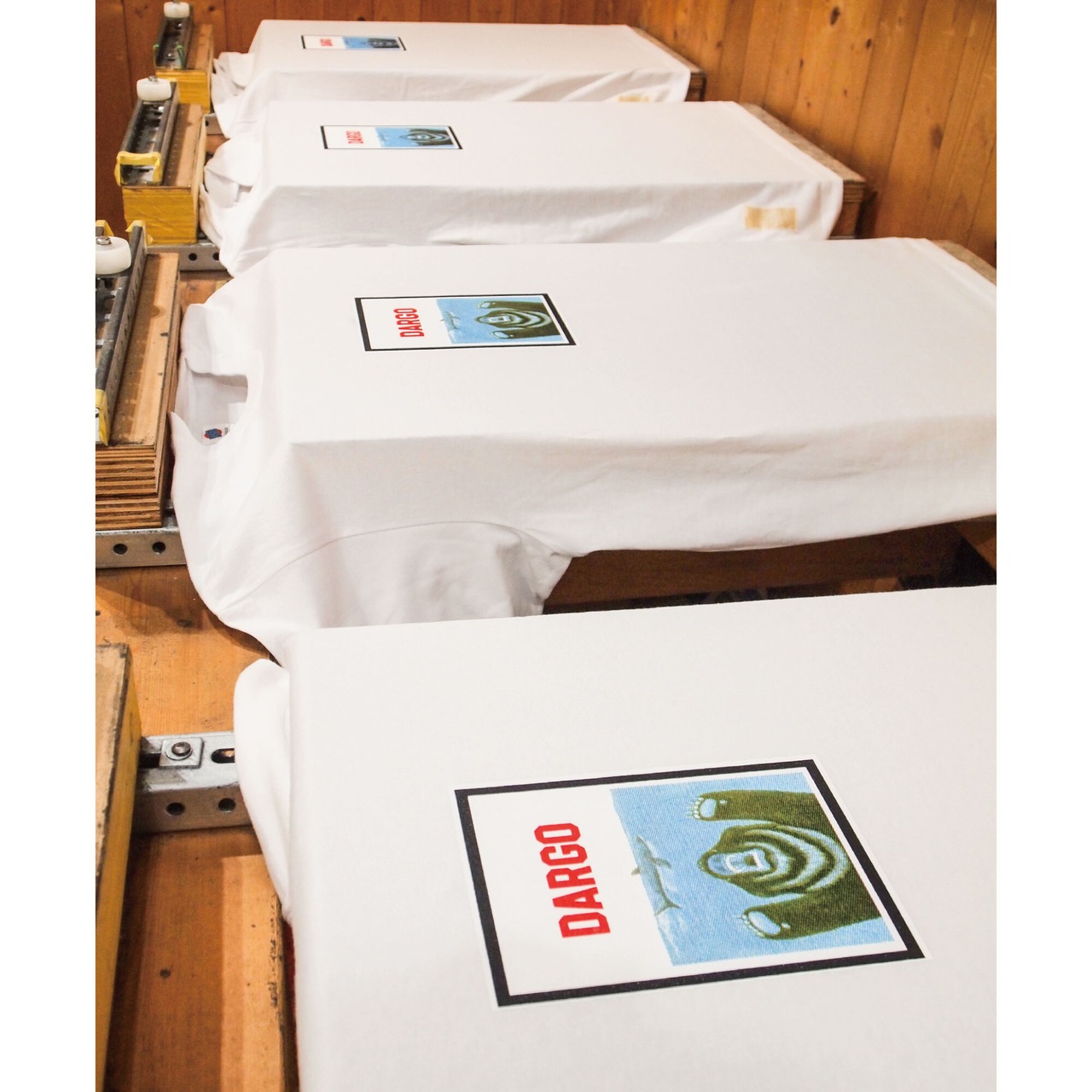 【DARGO】"SHARK vs BEAR" 8onz Organic Cotton T-shirt（2color）