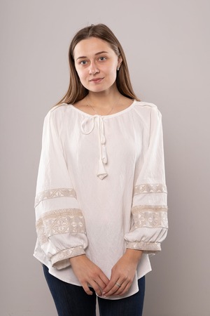 ウクライナ刺繍ヴィシヴァンカ 平行縫い　シルク手刺繍　ブラウス　麻　レディース・フリーサイズ