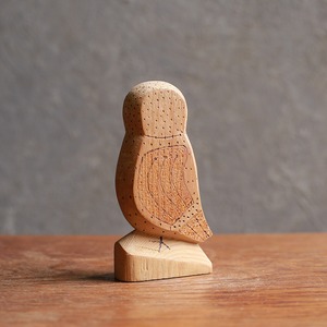 パチっとこちらを見つめる、スウェーデンのフクロウ 1