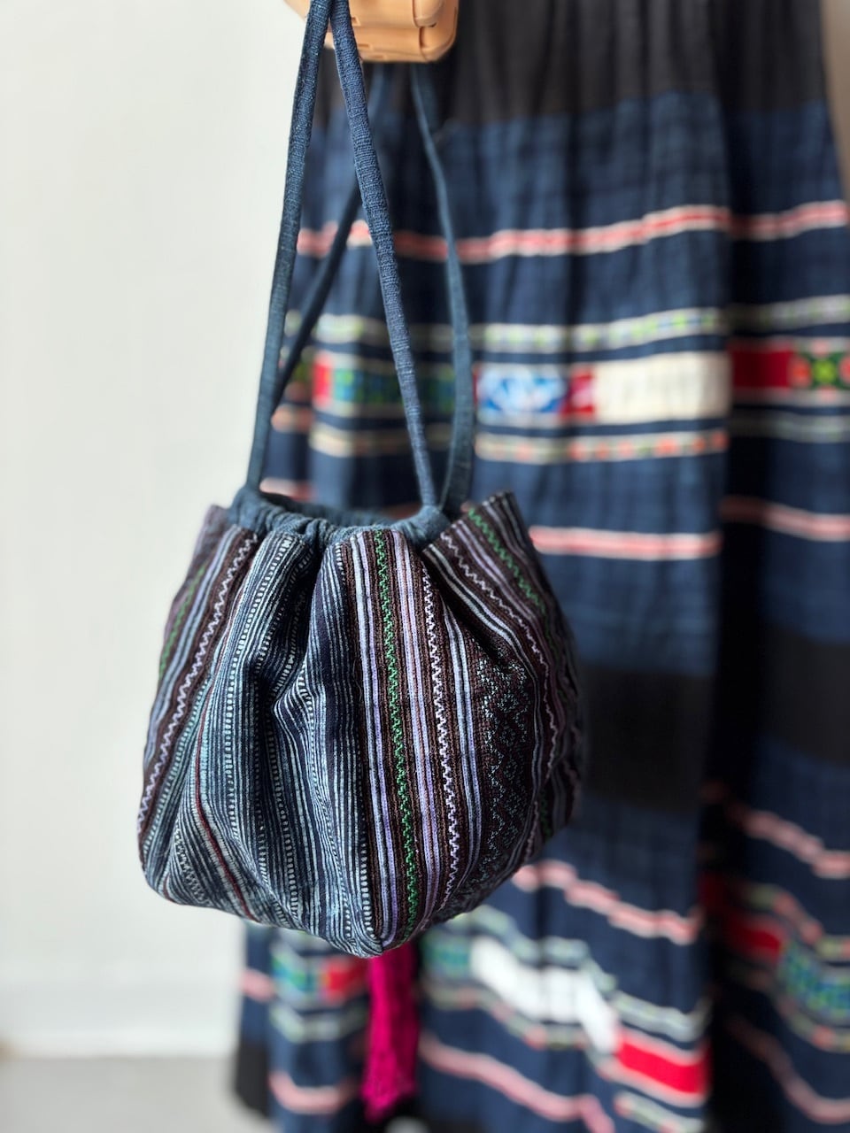 ロッカク 黒モン族 ろうけつ染め 刺繍 バック | bami モン族スカート通販