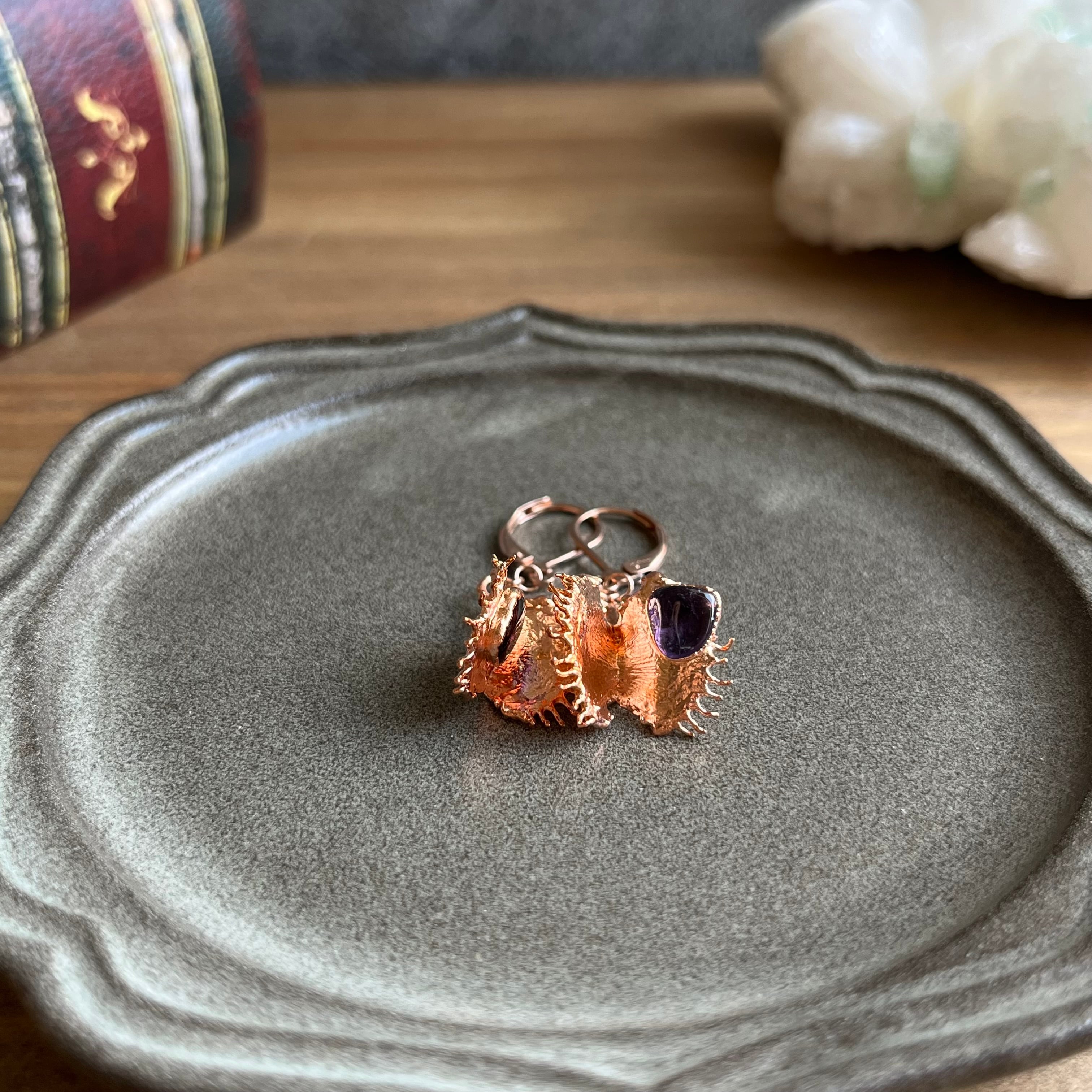 宝石を食べたハエトリグサのピアス⑥（Shark's teeth×アメジスト