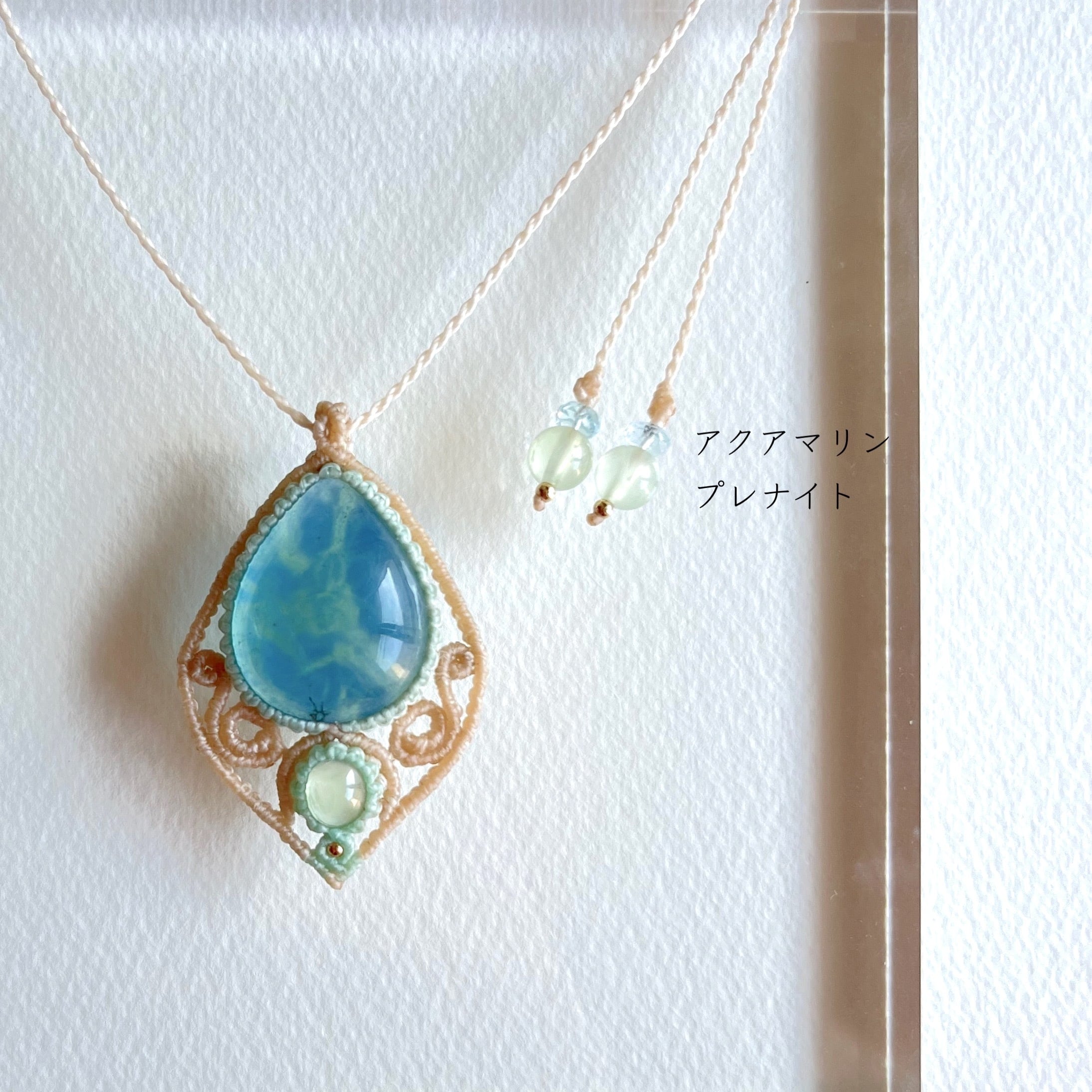 フローライト＆ガーネットのマクラメ編みネックレス　ペンダント　天然石 フローライト ガーネット マクラメペンダント T213 | Trickster