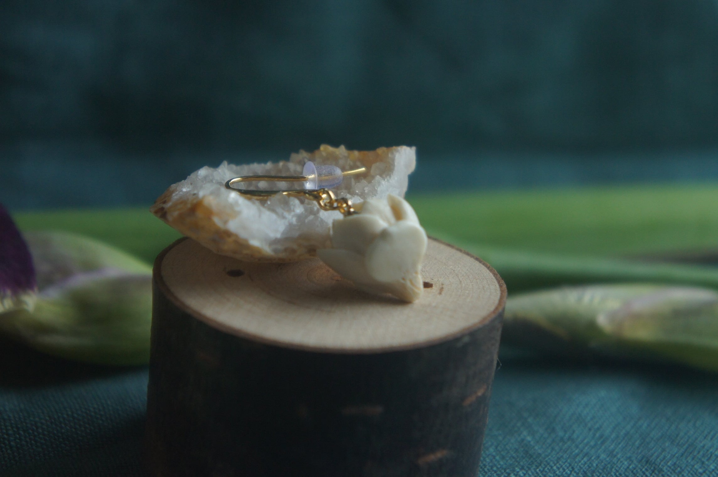 鹿角彫刻「白木蓮」ピアス ふっくらタイプ | deer bone 