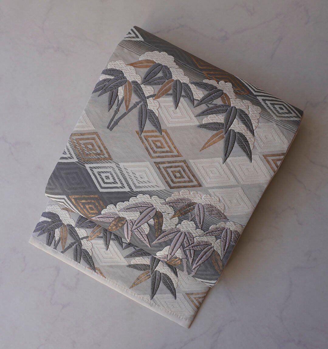 【ふくろ帯】 薄墨色×白鼠地 緯縞柄 雪持ち笹文 ふくろ帯