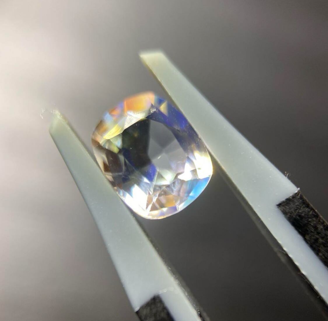 レインボームーンストーン 0.97ct ルース 宝石 | GCC.GEMS. レインボームーンストーン 0.97ct ルース 宝石 | GCC.GEMS.