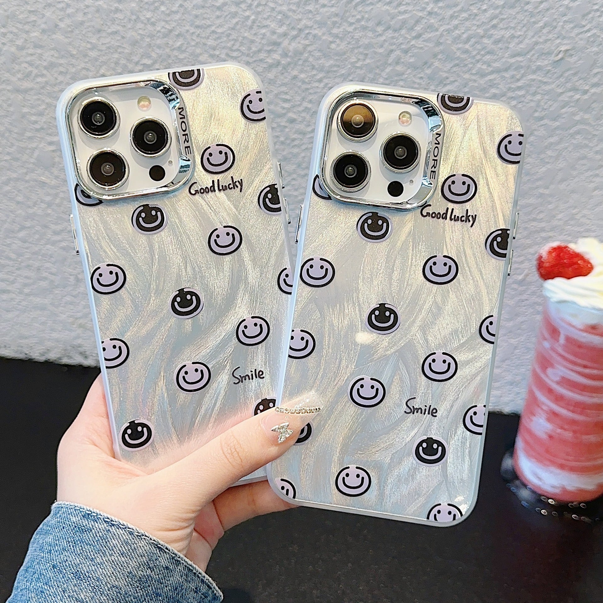 iPhone15対応】シルバーでかっこいい◎元気になるスマイリー お洒落