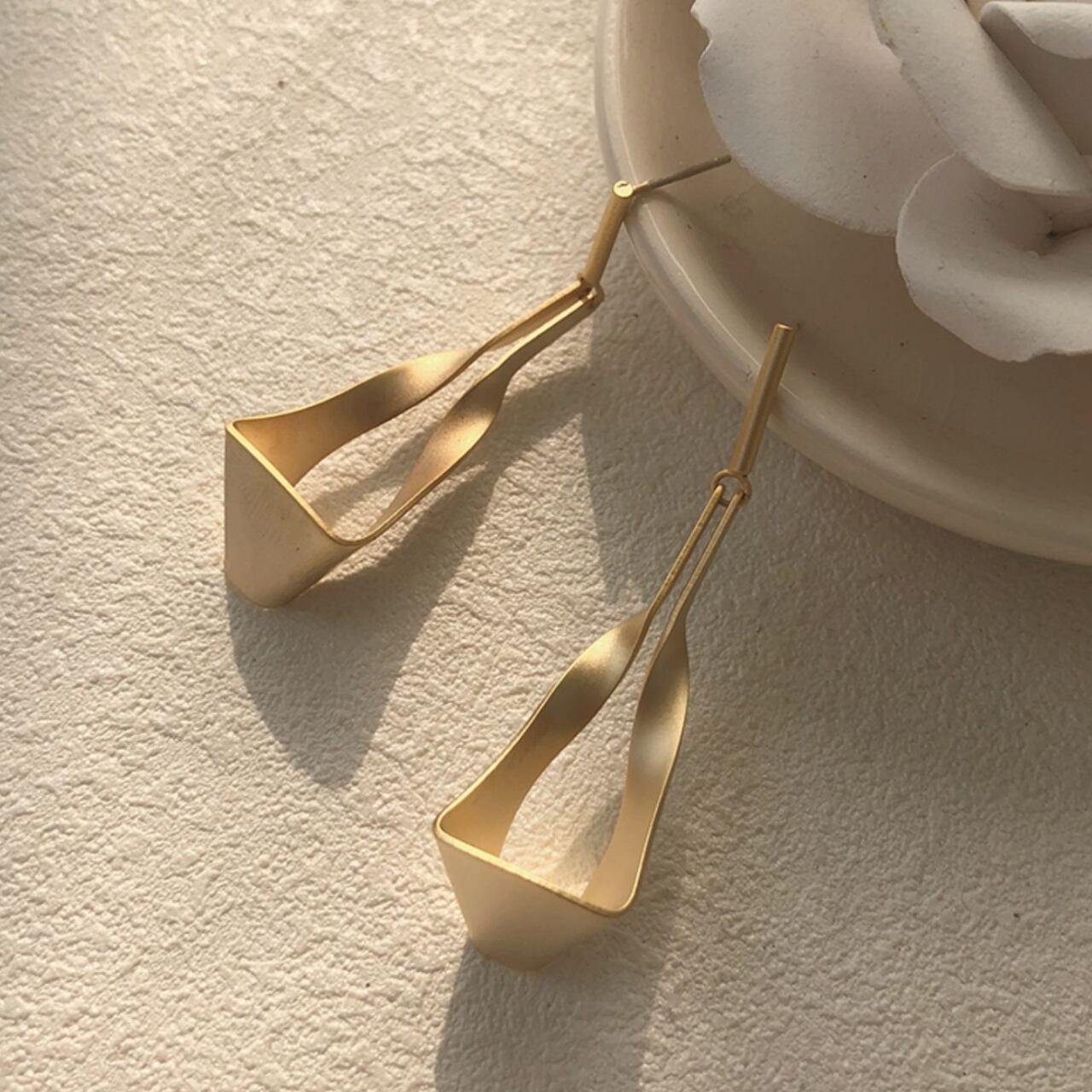 マットゴールドツイストピアス A579