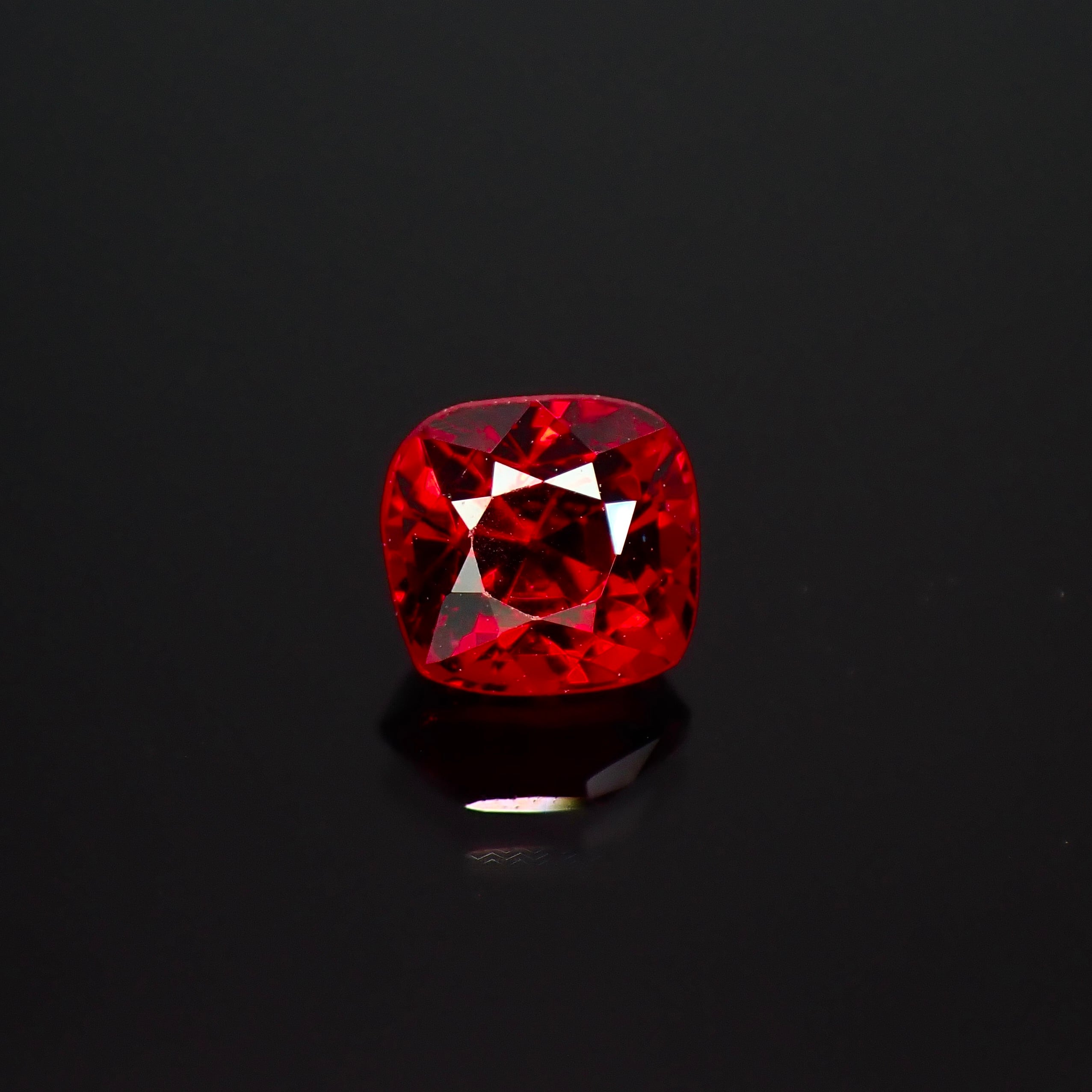 生命力溢れる深紅の宝石 0.48ct 天然 レッドスピネル | Frederick’s Gems&Jewelry powered by BASE