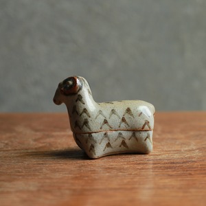 パカッと開く、小さな羊の小物入れ