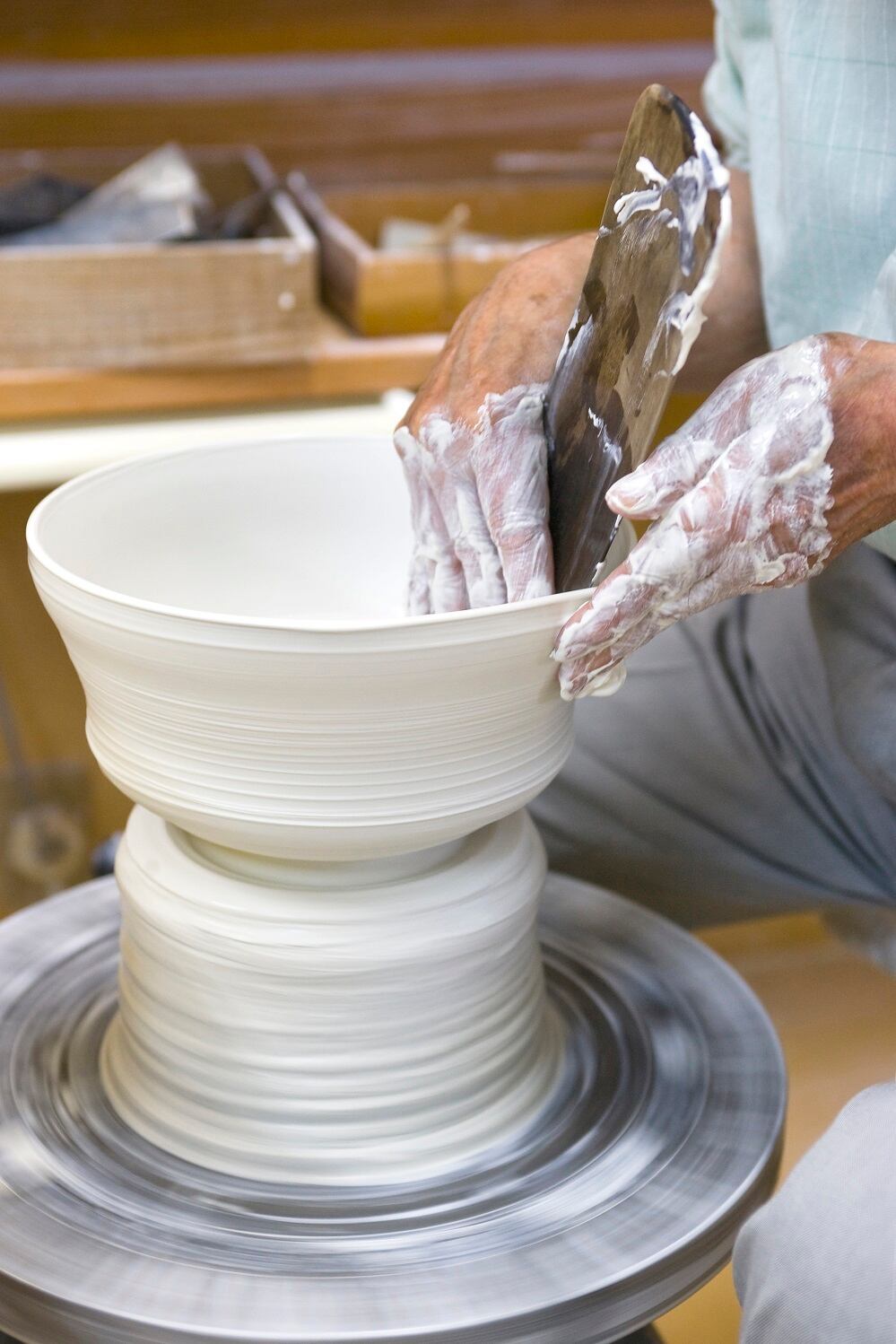 井上萬二作】白磁緑彩釉桜彫文蓋付湯呑（小） | 井上萬二窯 INOUE