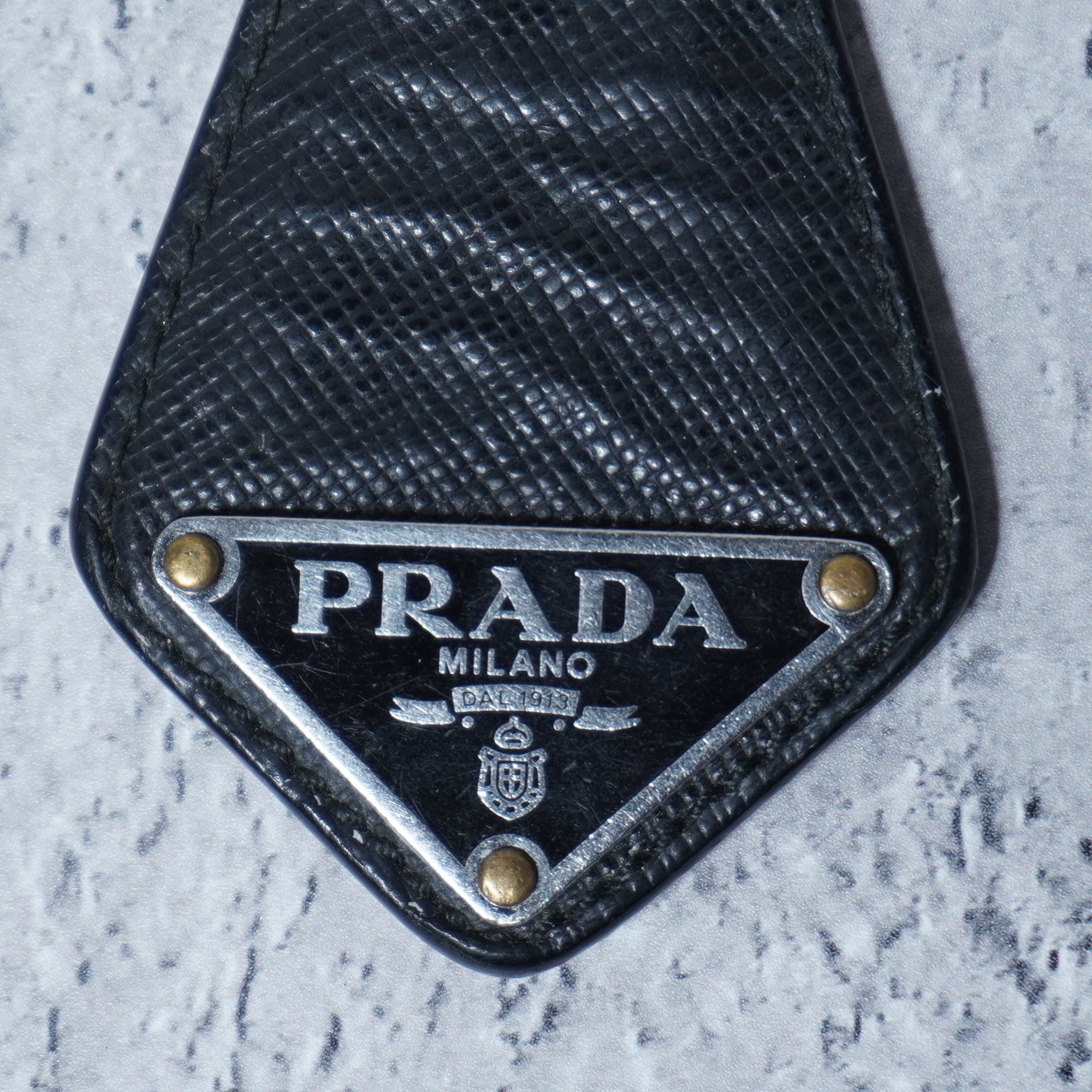 【美品】PRADA　三角ロゴ　サフィアーノレザー　キーホルダー　ブラック PRADA】プラダ 三角プレートロゴサフィアーノレザーキーホルダー black