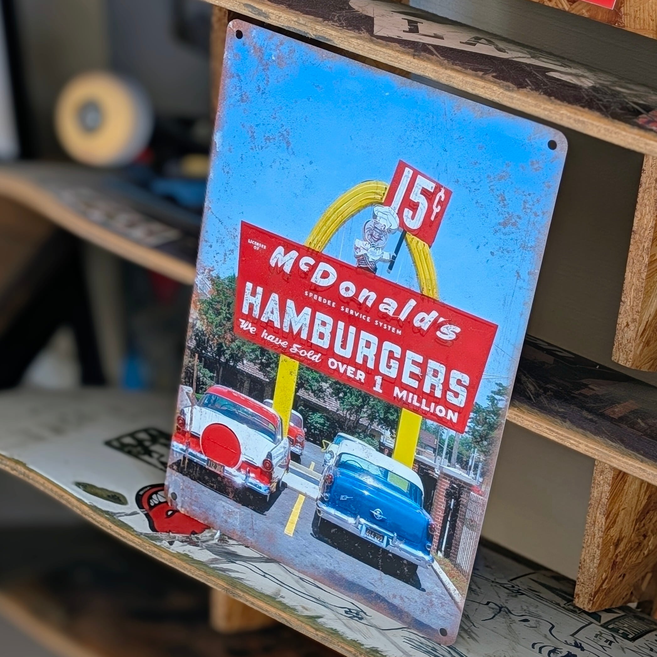 送料無料!ちょうどいいブリキ看板【 McDonald's( マクドナルド )】『 デスプレーンズ フランチャイズ1号店 』METAL SIGN / メタルサイン / ブリキ看板 / サインボード / ビンテージ加工 〚アメリカン雑貨 アメトイ〛