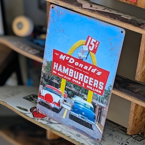 送料無料!ちょうどいいブリキ看板【 McDonald's( マクドナルド )】『 デスプレーンズ フランチャイズ1号店 』METAL SIGN / メタルサイン / ブリキ看板 / サインボード / ビンテージ加工 〚アメリカン雑貨 アメトイ〛