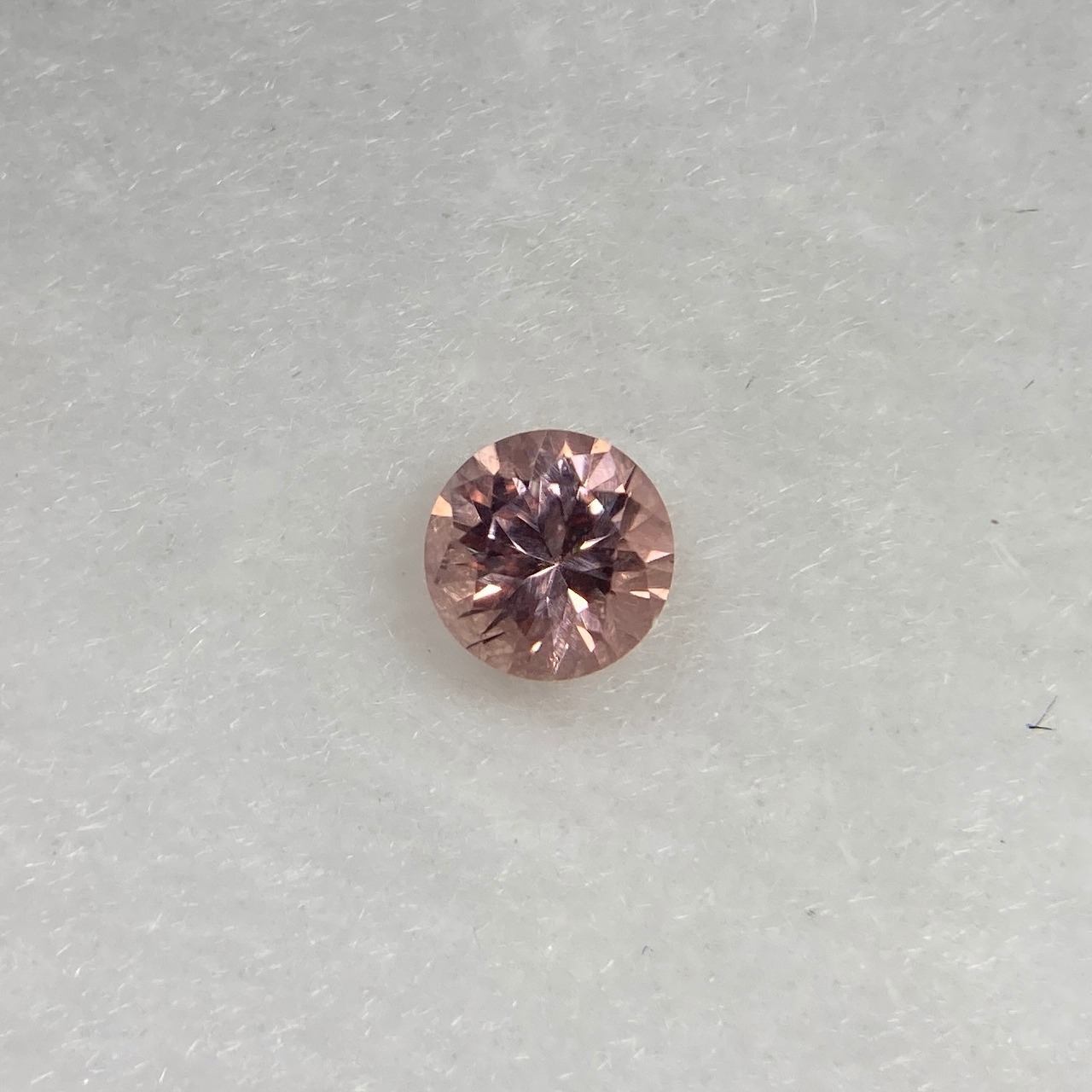 丸いスピネル  約3.3mm*2.2mm r-0347