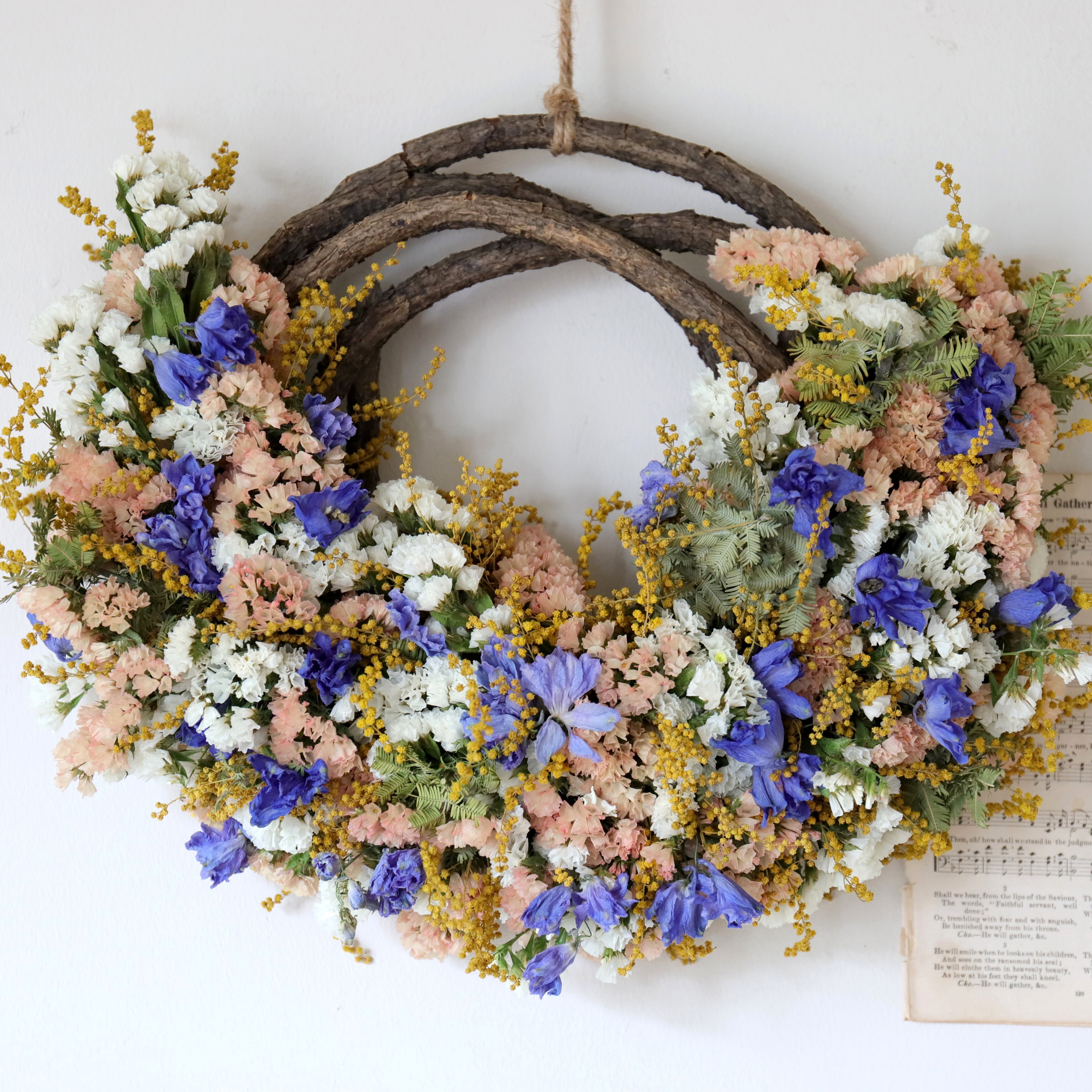 ミモザとラナンキュラスの春のリース フラワーリース ハーフリース