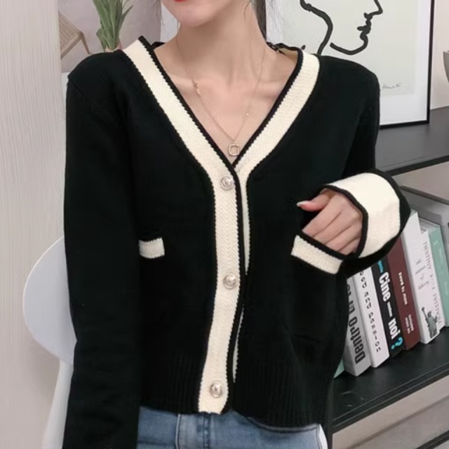 レディース ニット セーター カーディガン 上着 羽織 前開き 長袖 萌袖 Vネック 襟なし ふわふわ ふっくら ポケット 伸縮性 ボタン かわいい 大人可愛い きれいめ シンプル カジュアル 上品 おしゃれ レトロ アジアン こなれ感 ラフ ガーリー 個性的 モード系 エレガント モダン 主役級 存在感 とろみ感 抜け感 ラブリー キュート ベーシック ナチュラル 春 秋 デート お出かけ 女子会 休日 ショッピング お花見 カフェ 普段使い モテ 清楚 S M L XL ブラック グレー オフホワイト