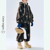 白い花が舞うダークブラウン・アートフリース 《i0807》