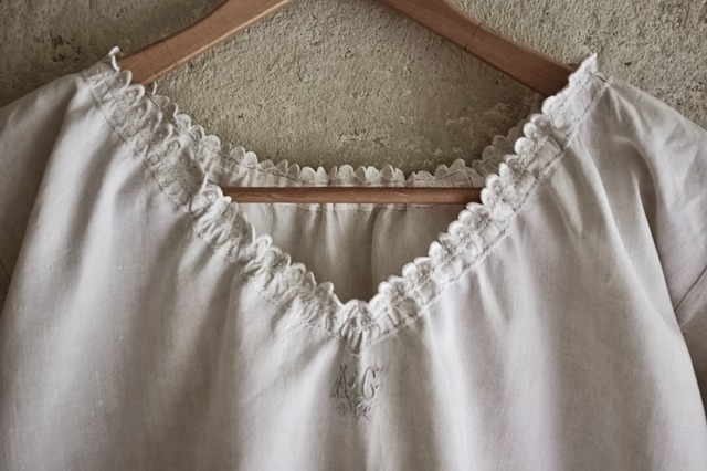 フランス 1900s リネン 真珠守りの貝たちととろりとしたギャザーワンピース  アンティーク