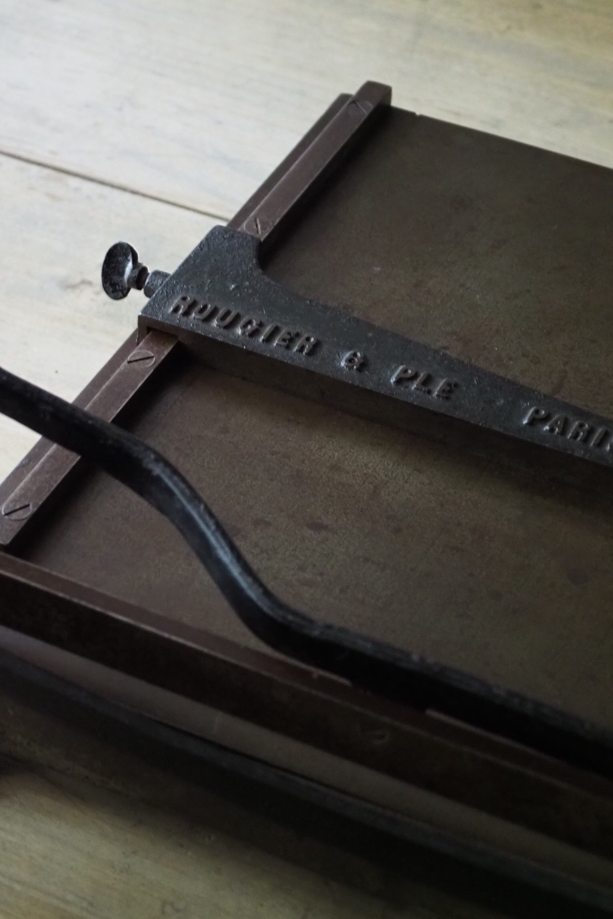 19世紀末.パリの紙裁断機/ペーパーカッター-antique paper cutter